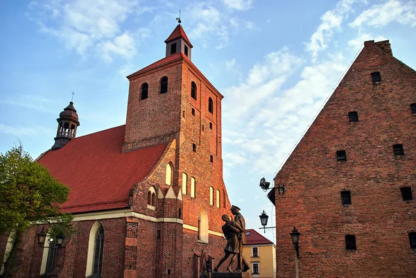 Fasada Gotyckiego Średniowiecznego Kościoła Katolickiego Dzwonnicą Grudziądzu — Zdjęcie stockowe