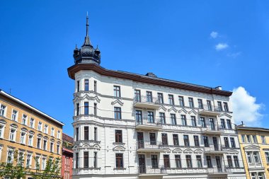 Poznan şehrinde güneşli bir günde yeniden inşa edilmiş tarihi konutların cepheleri.