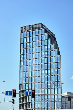 Poznan 'ın merkezindeki çok katlı, modern ofis binasının ön cephesi.