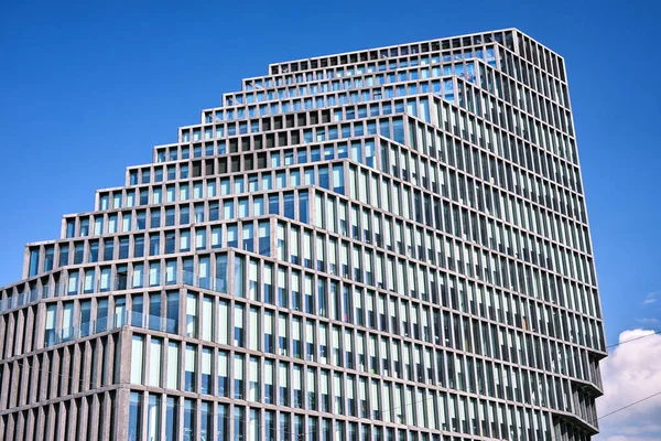Gevel Van Een Modern Kantoorgebouw Met Meerdere Verdiepingen Het Centrum — Stockfoto