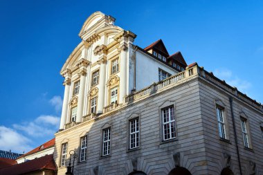 Poznan 'da yarı sütunlu tarihi bir apartman dairesinin ön cephesi.