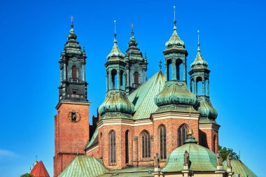 Poznan 'daki tarihi katedralin Gotik çanları.