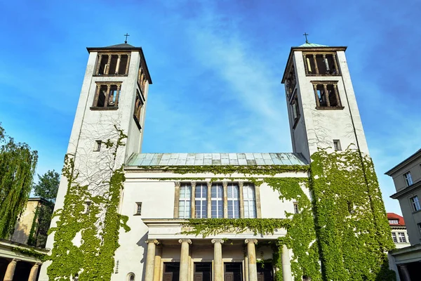 Eclectische Gevel Van Katholieke Tempel Met Twee Torens Poznan — Stockfoto