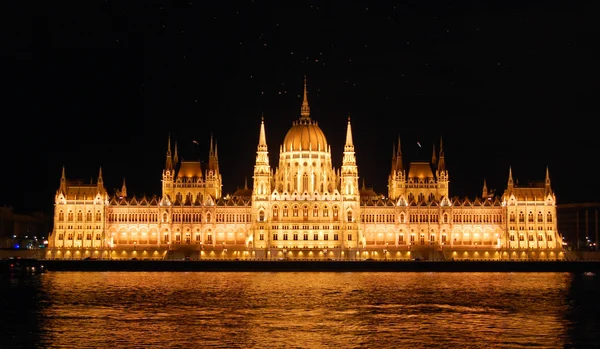 夜のブダペストの議会のパノラマ ビュー — ストック写真