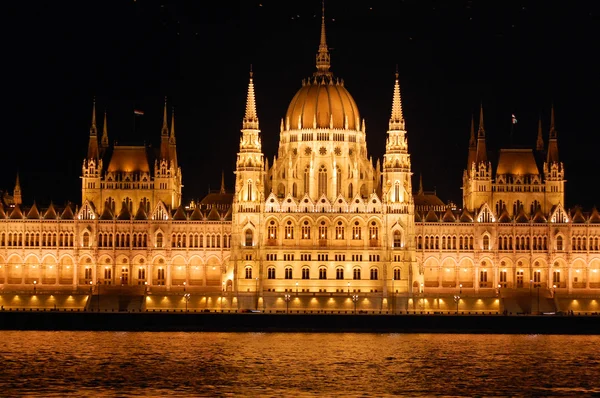 Ночной вид на парламент в Будапеште — стоковое фото