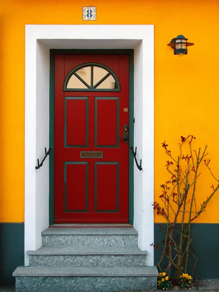 Schöne Fassade mit gelber Wand — Stockfoto