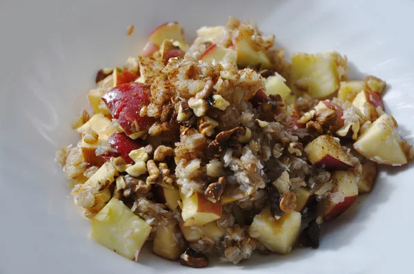 Desayuno saludable, centeno cocido, coco, manzana, nuez y miel — Foto de Stock