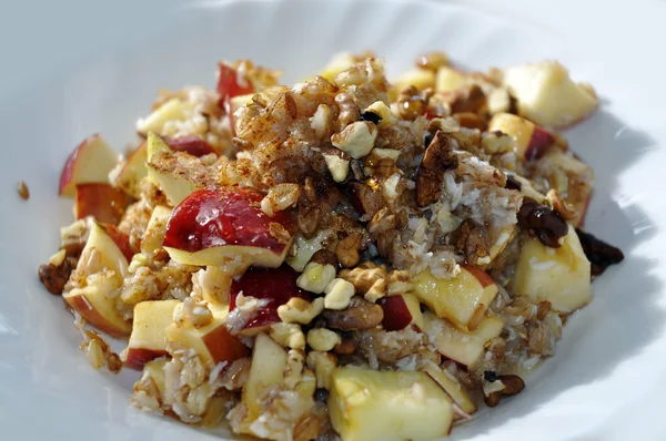 Gesundes Frühstück, gekochter Roggen, Kokosnuss, Apfel, Walnuss und Honig — Stockfoto