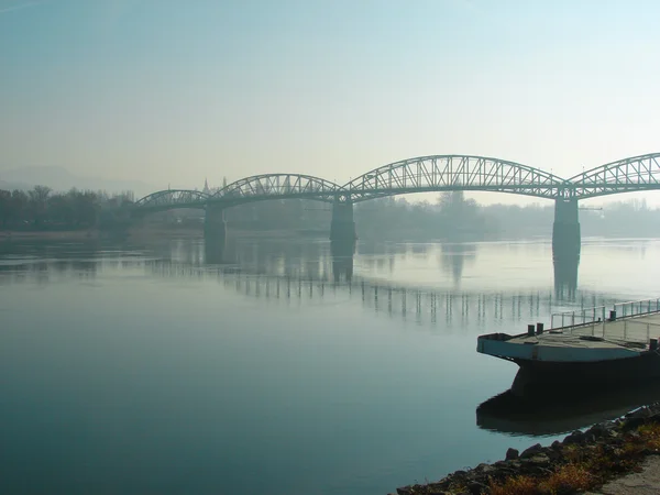 Puente Maria Valeria une Esztergom en Hungría y Sturovo en la República Eslovaca a través del río Danubio — Foto de Stock