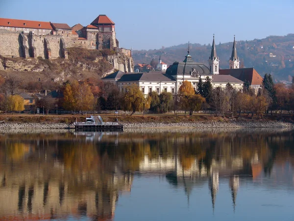 Bella vista autunnale con fortezza e chiesa — Foto Stock