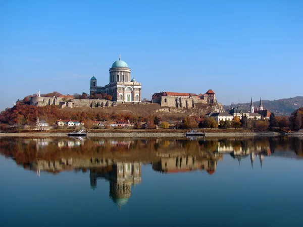 Замок и крепость в городе Эстергом на реке Дунай (Венгрия) ) — стоковое фото