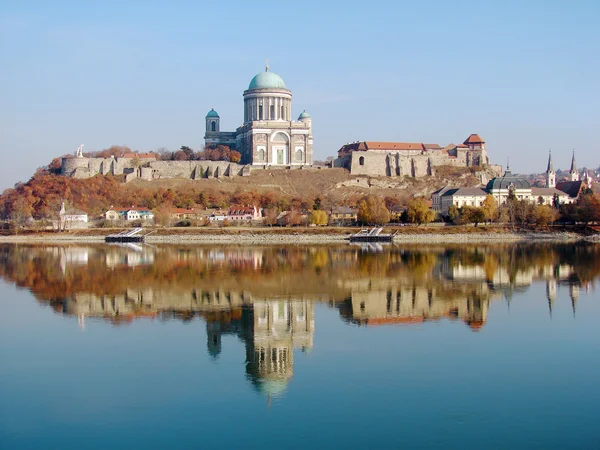 Slottet och domkyrkan i Esztergom stad på Donau (Ungern) — Stockfoto