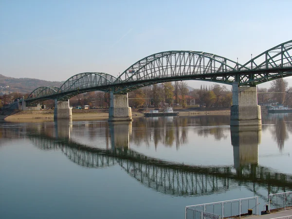 Puente Maria Valeria une Esztergom en Hungría y Sturovo en la República Eslovaca a través del río Danubio —  Fotos de Stock