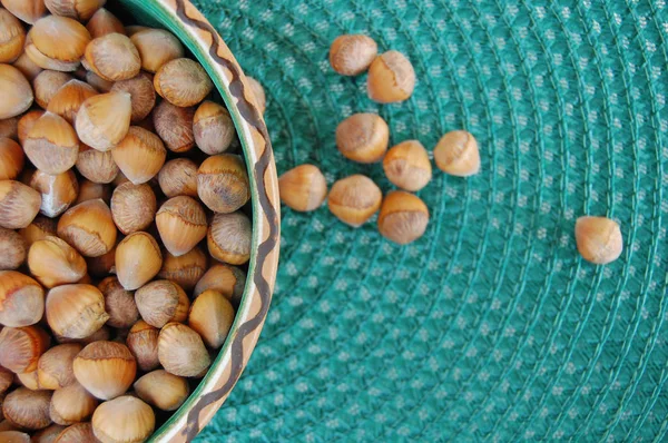 Орехи в орешках, один за другим в керамической миске — стоковое фото