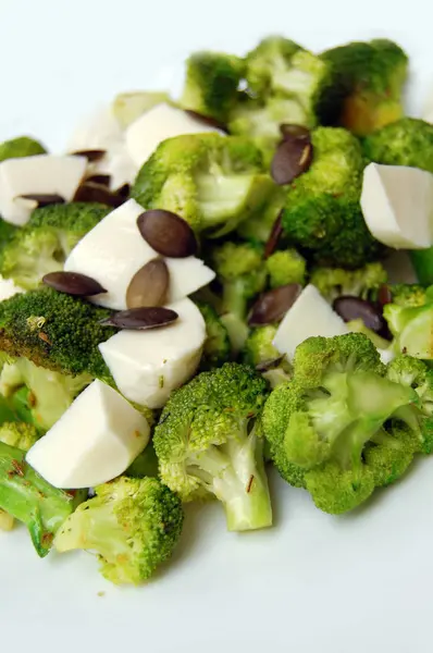 Almuerzo saludable, brócoli con mozzarella fresca y semillas de calabaza —  Fotos de Stock