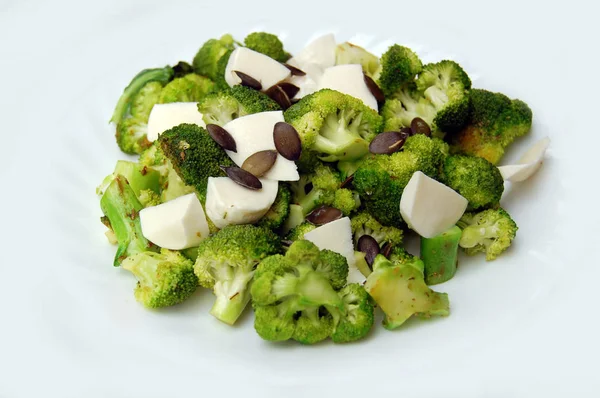 Hälsosam lunch, broccoli med färsk mozzarella och pumpafrön — Stockfoto