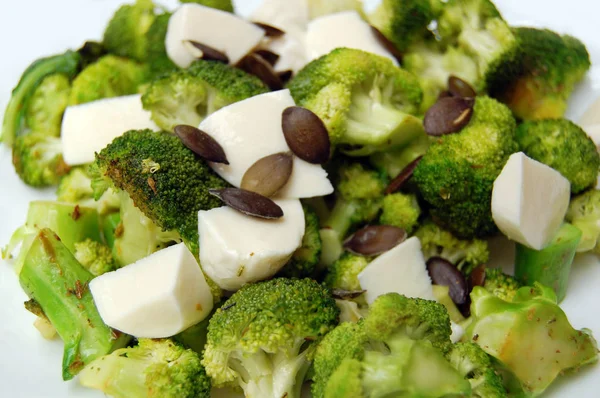 Hälsosam lunch, broccoli med färsk mozzarella och pumpafrön — Stockfoto