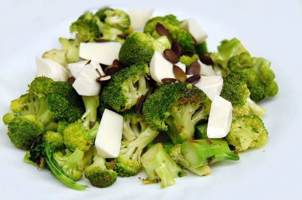 Almuerzo saludable, brócoli con mozzarella fresca y semillas de calabaza —  Fotos de Stock