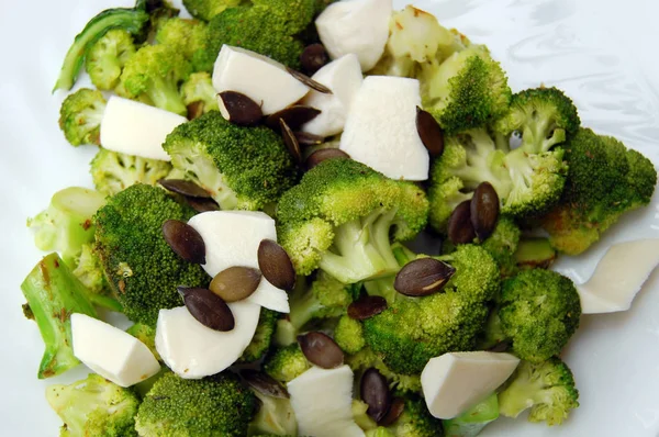 Zdravý oběd, brokolice s čerstvou mozzarellou a dýňová semínka — Stock fotografie