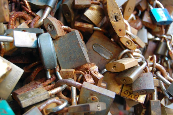 Love Lock op een brug — Stockfoto