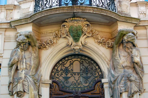 Hermosa fachada del antiguo edificio con esculturas — Foto de Stock