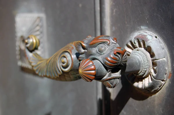 Beautiful old door knocker — Stock Photo, Image