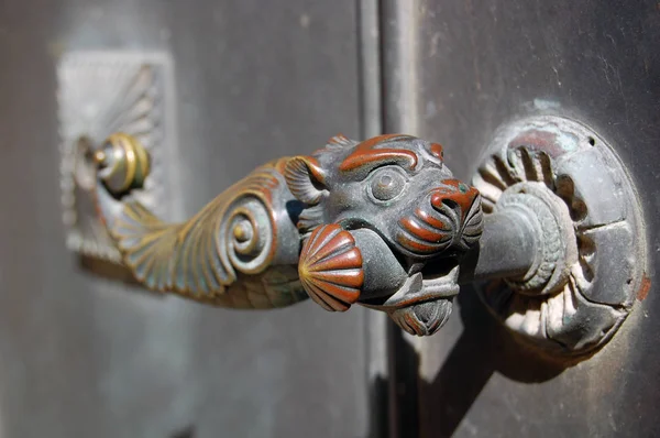 Bonito batedor de porta velha — Fotografia de Stock