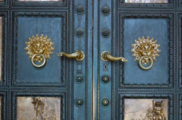 Beautiful  old door knocker — Stock Photo, Image