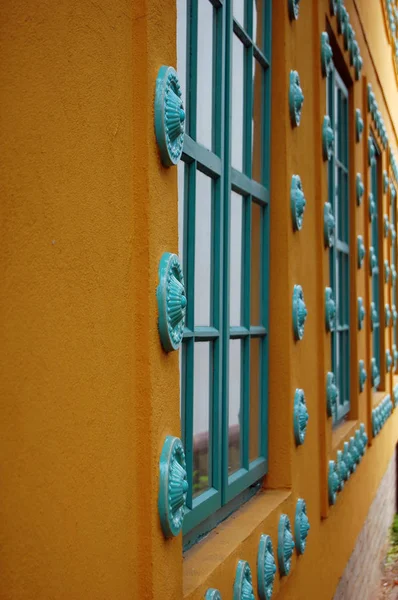 Schönes buntes Gebäude — Stockfoto