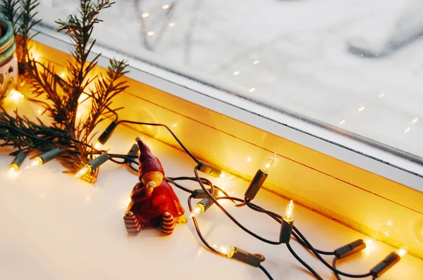 Okno z Christmas lights — Zdjęcie stockowe