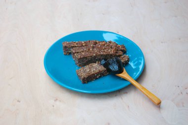 ayçiçeği tohumu ile bal ve fındık barlar