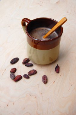 Masanın üzerine kakao fincan 