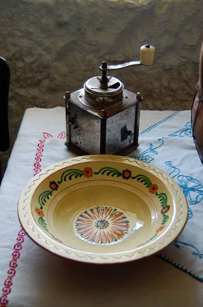 古い伝統的なキッチン プレートとコーヒー ミキサーの詳細 — ストック写真