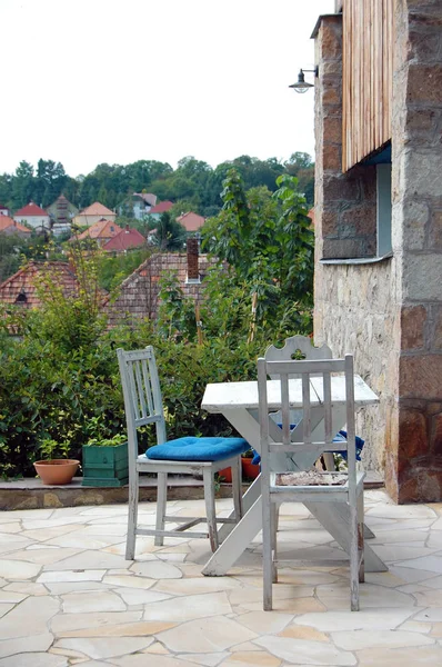 Old Fashioned Drewniany Stół Krzesła Balkonie — Zdjęcie stockowe