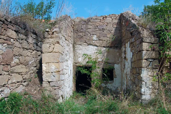 Eski Terk Edilmiş Evde Kalıntıları Yakın Çekim — Stok fotoğraf