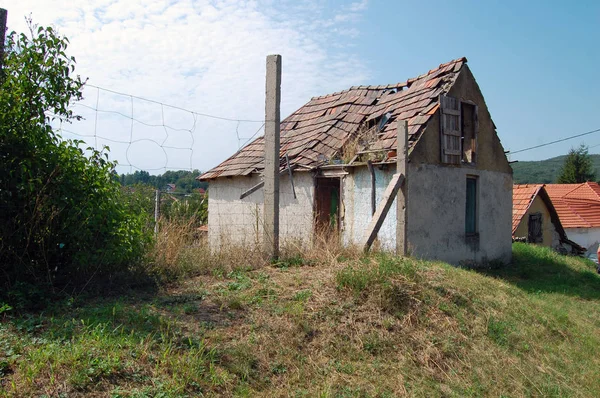 Casa velha com telhado quebrado — Fotografia de Stock