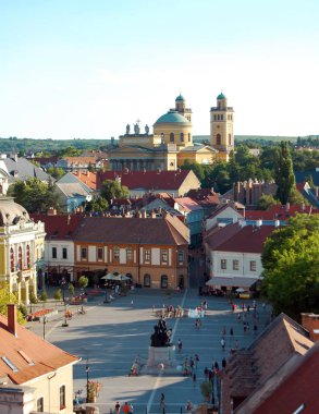 arasında kentsel sahne alanı inşa edilmiş.