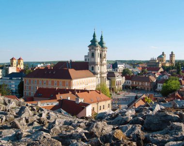 arasında kentsel sahne alanı inşa edilmiş.