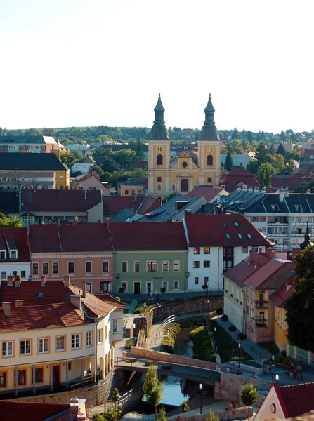 arasında kentsel sahne alanı inşa edilmiş.