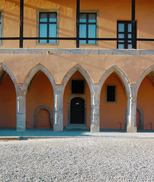 Dettagli Del Vecchio Castello Con Archi Durante Giorno — Foto Stock