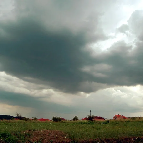 Paisaje rural escénico con cielo nublado — Foto de Stock