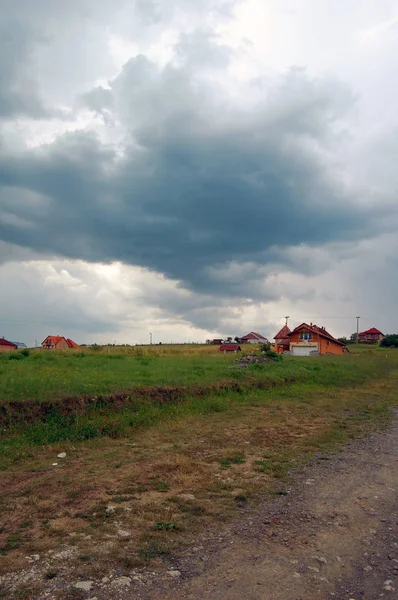 Paesaggio rurale con cielo nuvoloso — Foto Stock