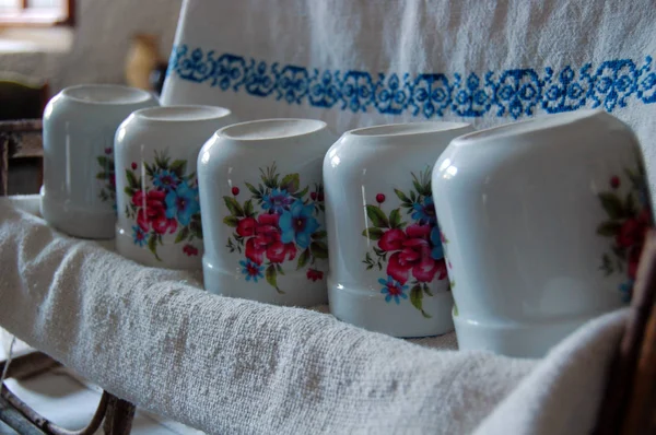 Detalle de la vieja cocina tradicional con tazas blancas —  Fotos de Stock