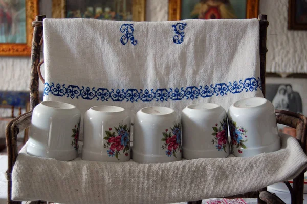Detalle de la vieja cocina tradicional con tazas blancas —  Fotos de Stock