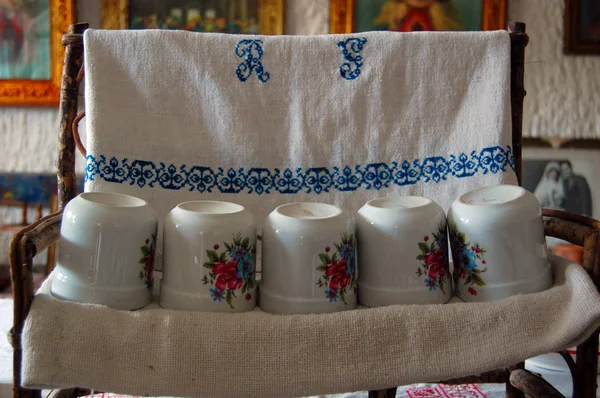 Detalle de la vieja cocina tradicional con tazas blancas —  Fotos de Stock