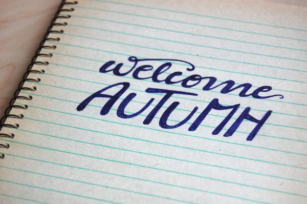 Witamy jesień, napisany na spirali zeszytu — Zdjęcie stockowe
