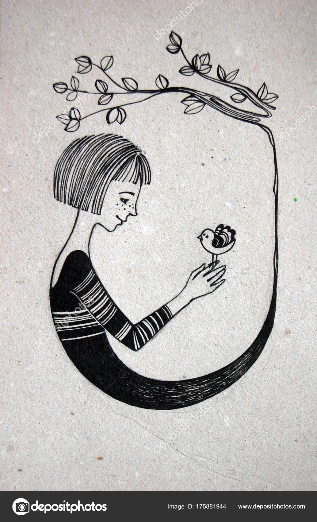Femme Assise Sur Arbre Tenant Des Oiseaux Mains Noir Blancs
