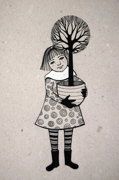 Девушка Держащая Дерево Черно Белым — стоковое фото