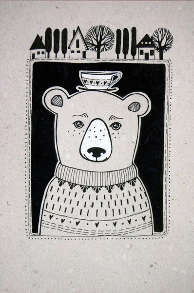 熊在他的头上的黑色和白色的杯 — 图库照片