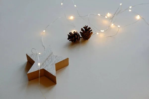 Vánoční Pozadí Dřevěným Hvězdným Prvkem Borovicovými Šiškami Slavnostními Světly — Stock fotografie